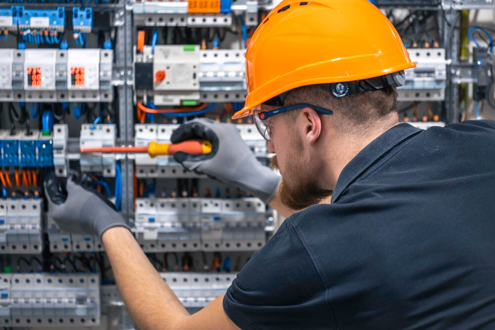 הופכים הוצאה לחיסכון - התייעלות אנרגטית ואחזקה חזויה במפעלי תעשייה