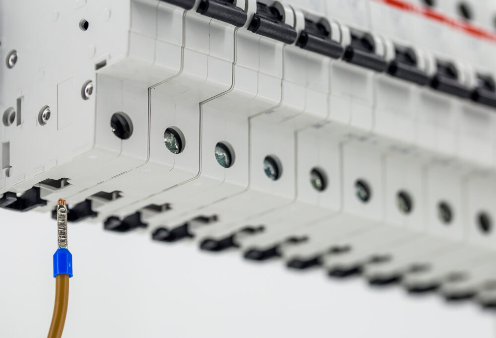 איך בניית לוחות חשמל נכונה מצמצמת תקלות וימי השבתה בעסקים
